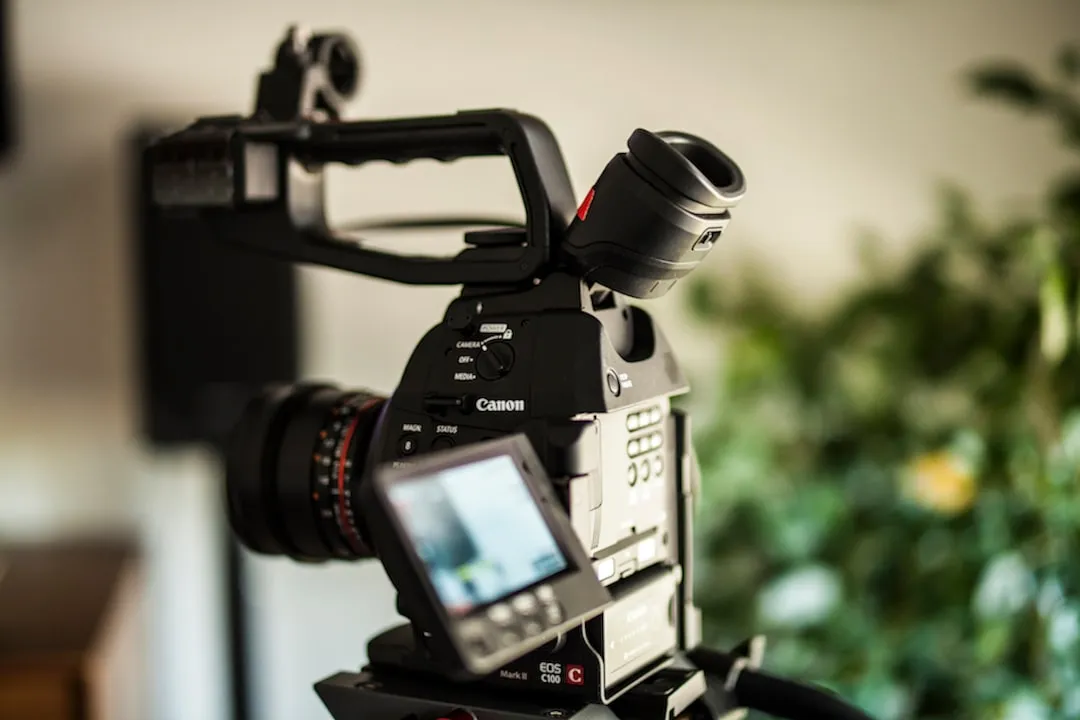 Vom Drehbuch zum Bildschirm: Der Prozess der Medienproduktion